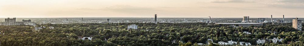 Blick von der Field Station Berlin (Teufelsberg): Grunewald, Westend mit dem Glockenturm und Olympiastadion Berlin