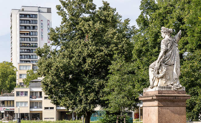 Mehringplatz mit der Skulptur Friede Berlin
