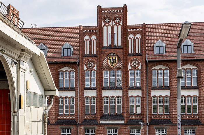 Blick vom U-Bahnhof Hallesches Tor (U1): Tempelhofer Ufer mit Altem Postamt SW 61 Berlin