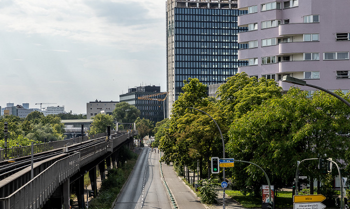 Blick vom U-Bahnhof Hallesches Tor (U1): Viadukt der Linie U1, Hallesches Ufer Berlin
