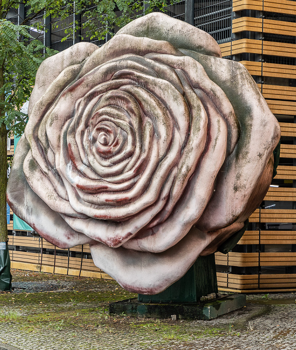 Schöneberger Ufer: Skulptur Himmelsblume Berlin