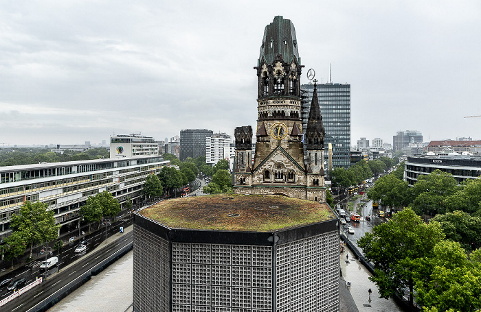 Blick vom Upper West (Motel One Berlin Upper West) (v.l.): Budapester Straße, Breitscheidplatz mit Neue Kaiser-Wilhelm-Gedächtniskirche, Kaiser-Wilhelm-Gedächtniskirche und Europa-Center, Kurfürstendamm / Tauentzienstraße Berlin