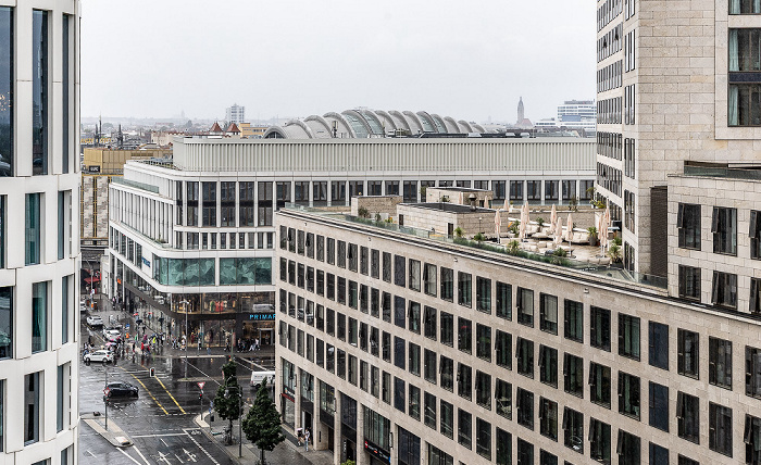 Blick vom Upper West (Motel One Berlin Upper West): Kantstraße mit dem Zoofenster mit dem Waldorf Astoria Berlin und dem Zoom (Bildmitte) Berlin