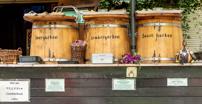 Lehder Graben: Verkaufsstand für Brot mit Zwiebelschmalz, Senfgurken, Gewürzgurken und Saure Gurken Spreewald