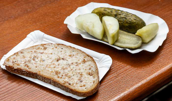 Brot mit Zwiebelschmalz, Senfgurken, Gewürzgurken und Saure Gurken Spreewald