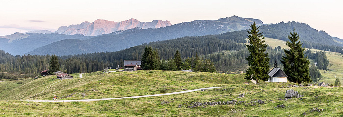Kapelle Mariä Himmelfahrt (rechts) Winklmoosalm