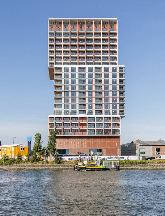 Nieuwe Maas, Feijenoord mit Hochhaus Piekstraat Rotterdam