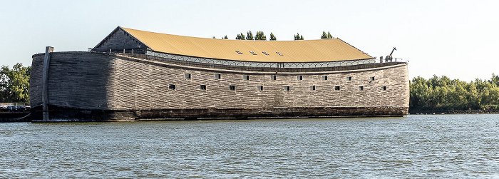 Nieuwe Maas mit der Arche Noah (schwimmendes Bibelmuseum), Stormpolder Krimpen aan den IJssel