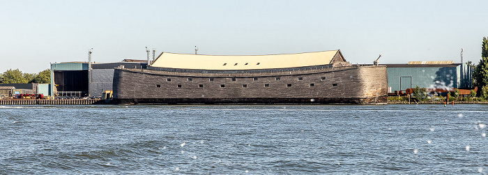 Nieuwe Maas mit der Arche Noah (schwimmendes Bibelmuseum), Stormpolder Krimpen aan den IJssel