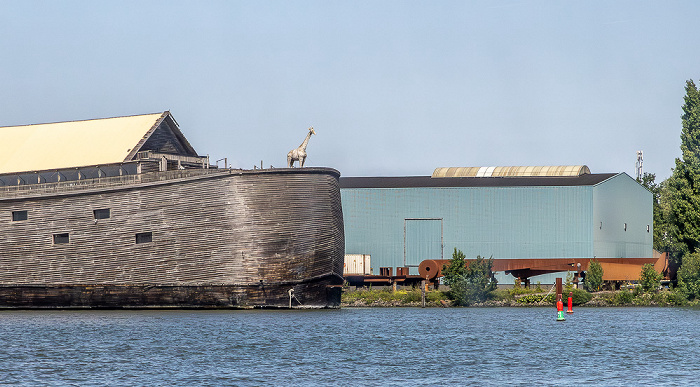 Nieuwe Maas mit der Arche Noah (schwimmendes Bibelmuseum), Stormpolder Krimpen aan den IJssel