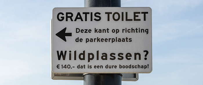 Zeeplein: Warnhinweis gegen Wildpinkeln Hoek van Holland