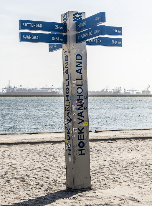 Strand mit Wegweiser zu anderen Hafenstädten, Nieuwe Waterweg, Maasvlakte Hoek van Holland