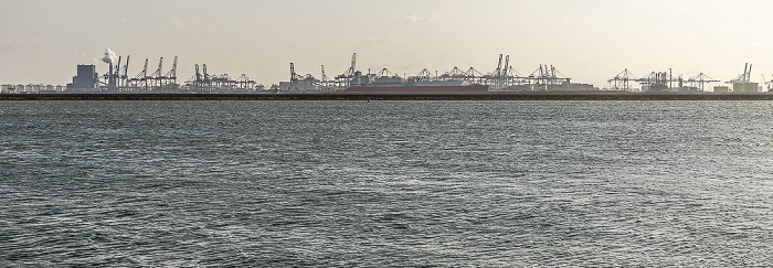 Nieuwe Waterweg, Europoort (links), Maasvlakte (rechts) Hoek van Holland