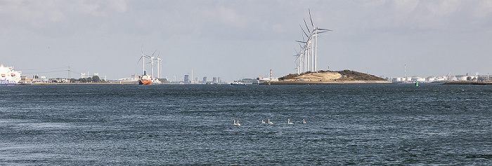 Nieuwe Waterweg (links), Landtong van Rozenburg, Calandkanaal (rechts) Hoek van Holland