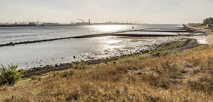Nieuwe Waterweg, Europoort (links), Maasvlakte (rechts) Hoek van Holland
