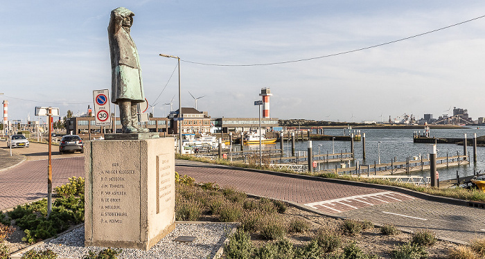 Stationsweg / Havenweg: Skulptur De redder Hoek van Holland