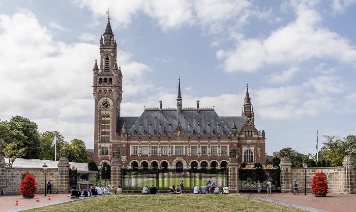 Carnegieplein: Vredespaleis (Friedenspalast) mit dem Cour internationale de Justice / International Court of Justice (Internationaler Gerichtshof) Den Haag