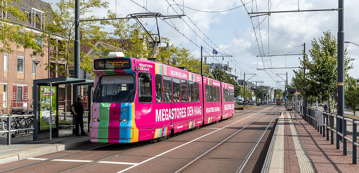Phoenixstraat mit der Tram 1 Delft Tanthof - Scheveningen Noord an der Tramhaltestelle Prinsenhof Delft