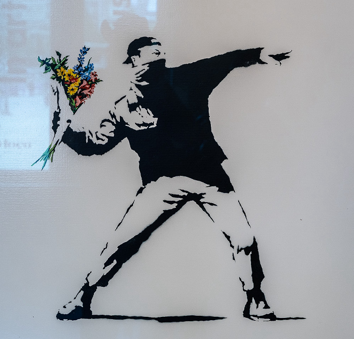 Moco Museum: Flower Thrower / Love is in the Air (von Banksy) Amsterdam