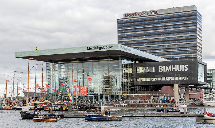 IJ (SAIL Amsterdam 2025), Oostelijke Handelskade mit Muziekgebouw und Mövenpick Hotel Amsterdam
