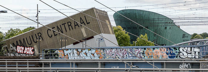 Klimmuur Centraal (links), NEMO Amsterdam