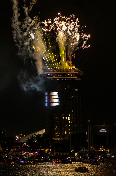 IJ (SAIL Amsterdam 2025): Feuerwerk über dem A'DAM Toren Amsterdam