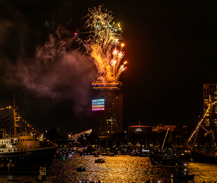 IJ (SAIL Amsterdam 2025): Feuerwerk über dem A'DAM Toren Amsterdam
