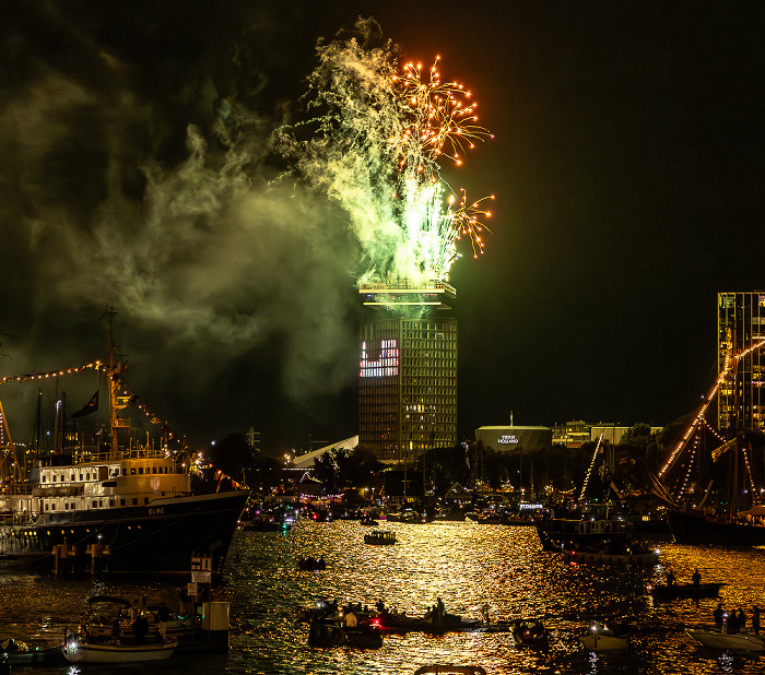 IJ (SAIL Amsterdam 2025): Feuerwerk über dem A'DAM Toren Amsterdam
