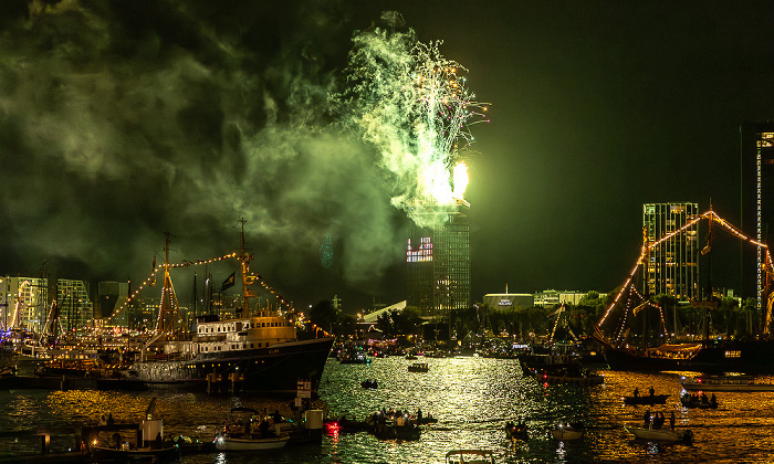 IJ (SAIL Amsterdam 2025): Feuerwerk über dem A'DAM Toren Amsterdam