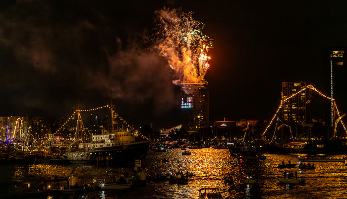 IJ (SAIL Amsterdam 2025): Feuerwerk über dem A'DAM Toren Amsterdam