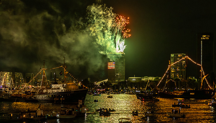 IJ (SAIL Amsterdam 2025): Feuerwerk über dem A'DAM Toren Amsterdam