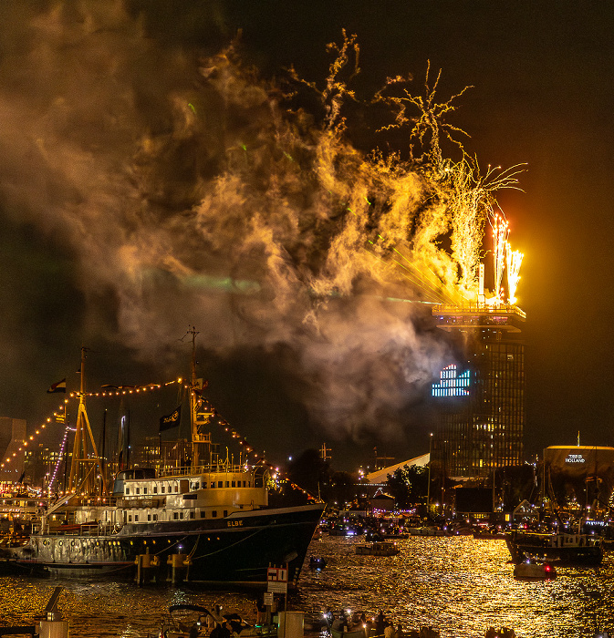 IJ (SAIL Amsterdam 2025): Feuerwerk über dem A'DAM Toren Amsterdam