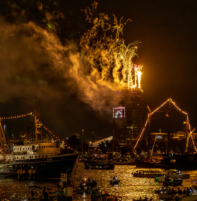IJ (SAIL Amsterdam 2025): Feuerwerk über dem A'DAM Toren Amsterdam