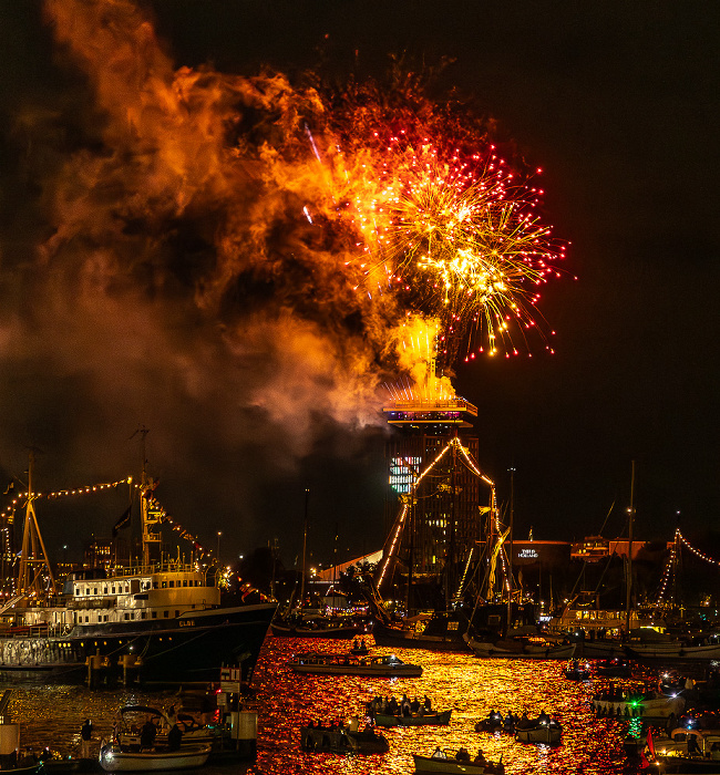 IJ (SAIL Amsterdam 2025): Feuerwerk über dem A'DAM Toren Amsterdam