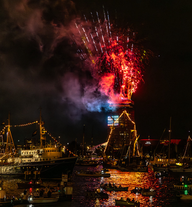 IJ (SAIL Amsterdam 2025): Feuerwerk über dem A'DAM Toren Amsterdam