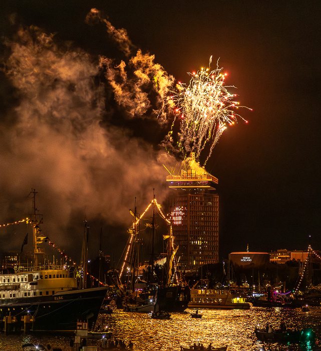 IJ (SAIL Amsterdam 2025): Feuerwerk über dem A'DAM Toren Amsterdam