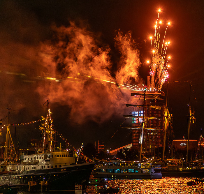 IJ (SAIL Amsterdam 2025): Feuerwerk über dem A'DAM Toren Amsterdam