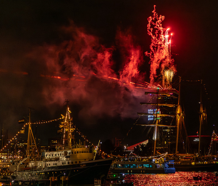 IJ (SAIL Amsterdam 2025): Feuerwerk über dem A'DAM Toren Amsterdam
