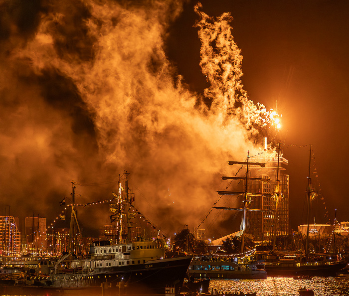 IJ (SAIL Amsterdam 2025): Feuerwerk über dem A'DAM Toren Amsterdam