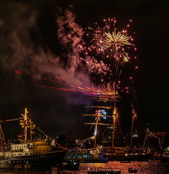 IJ (SAIL Amsterdam 2025): Feuerwerk über dem A'DAM Toren Amsterdam