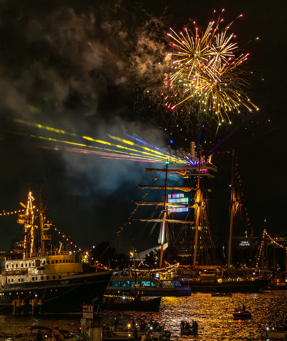 IJ (SAIL Amsterdam 2025): Feuerwerk über dem A'DAM Toren Amsterdam