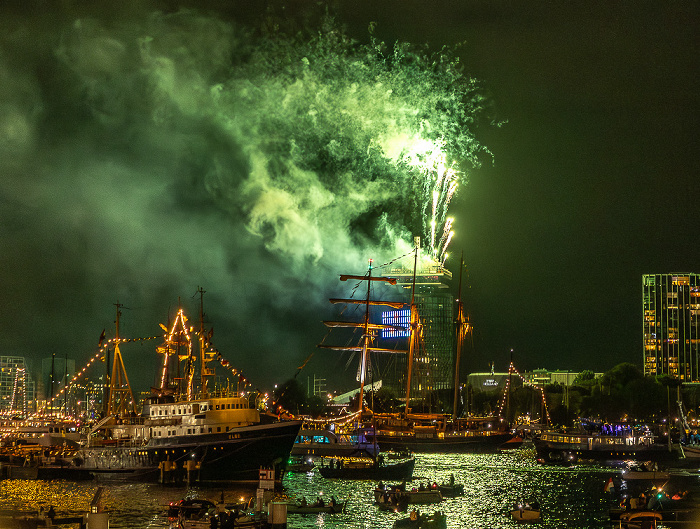 IJ (SAIL Amsterdam 2025): Feuerwerk über dem A'DAM Toren Amsterdam