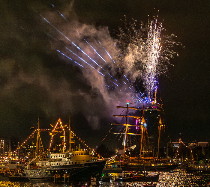 IJ (SAIL Amsterdam 2025): Feuerwerk über dem A'DAM Toren Amsterdam