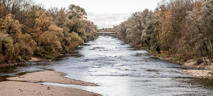 Blick vom Stauwehr Oberföhring (v.l.): Englischer Garten, Isar mit Sankt-Emmeram-Brücke, Isarinsel Oberföhring München