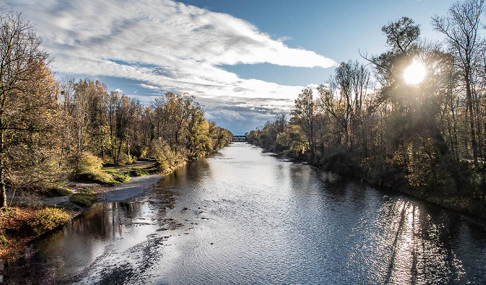Blick von der Sankt-Emmeram-Brücke (v.l.): Isarinsel Oberföhring, Isar mit Stauwehr Oberföhring, Englischer Garten München