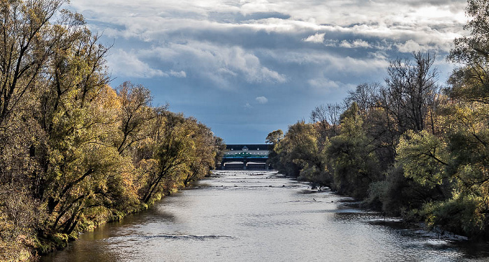 Blick von der Sankt-Emmeram-Brücke (v.l.): Isarinsel Oberföhring, Isar mit Stauwehr Oberföhring, Englischer Garten München