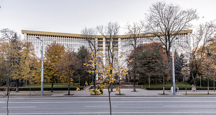 Bulevardul Ștefan cel Mare și Sfânt: Parlamentul Republicii Moldova (Parlament der Republik Moldau) Chișinău