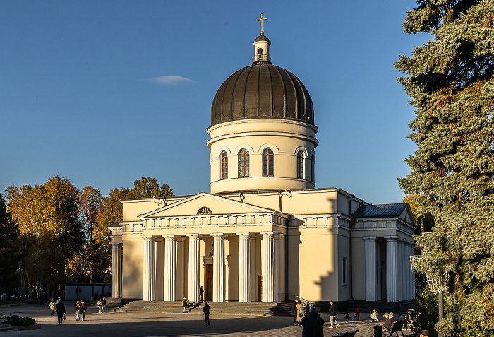 Grădina Catedralei: Catedrala Mitropolitană Nașterea Domnului (Kathedrale der Geburt des Herrn) Chișinău