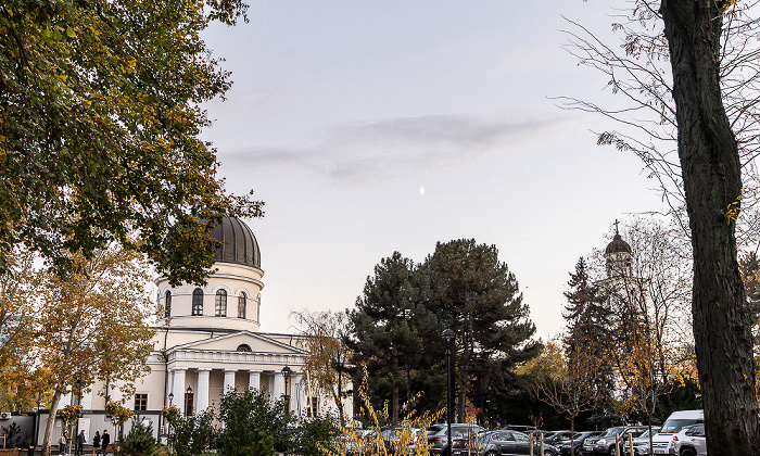 Grădina Catedralei: Catedrala Mitropolitană Nașterea Domnului (Kathedrale der Geburt des Herrn) und Clopotnița Chișinău
