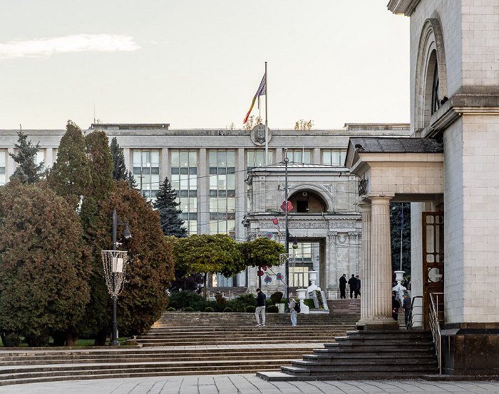 Grădina Catedralei: Clopotnița (rechts) Chișinău